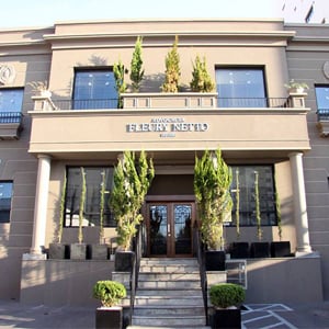 A folhagem verde acompanha a sofisticada arquitetura do escritório em São José do Rio Preto/SP. 